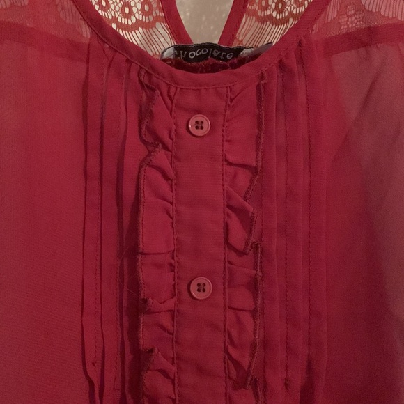 Super cute Chocolate top: faux button front, Lacy shoulders & back, great length - Picture 3 of 9